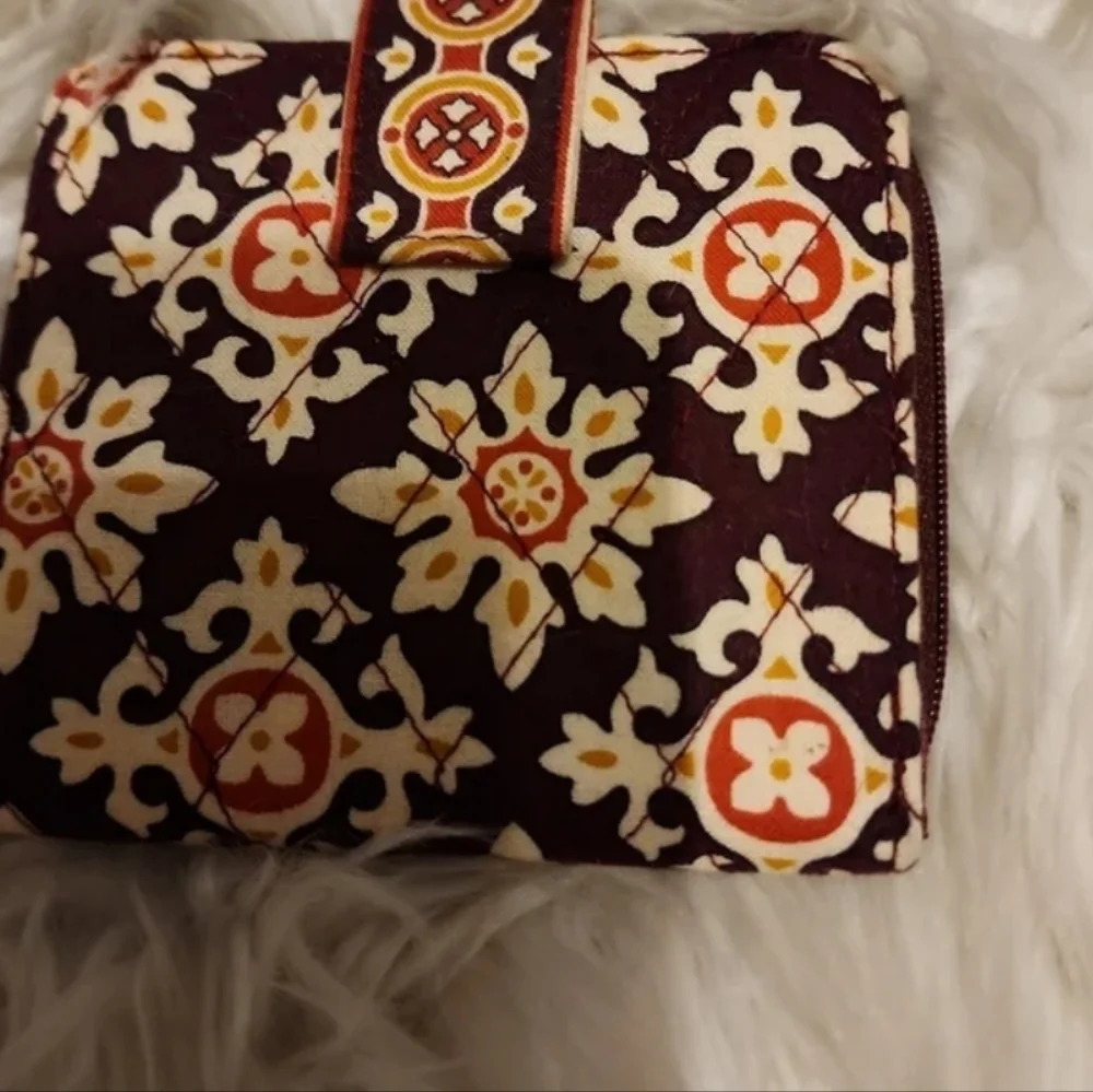 Vera Medallion‎ wallet NWT - Picture 2 of 6
